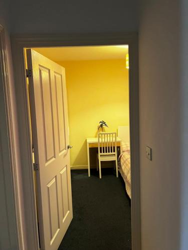 Zimmer mit einem Schlafzimmer mit einem Tisch und einem Stuhl in der Unterkunft this property is no more available for bookings in Sherborne Saint John