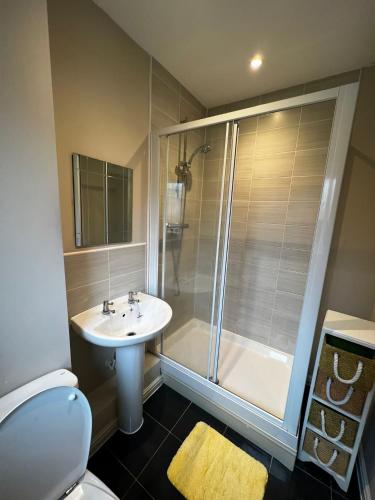 bagno con doccia, lavandino e servizi igienici di this property is no more available for bookings a Sherborne Saint John