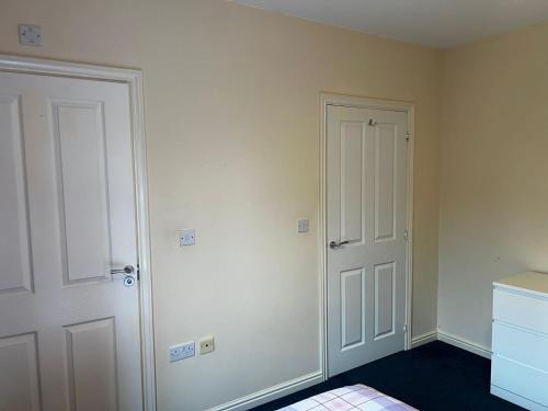 ein leeres Zimmer mit einem Schrank und einer Tür in der Unterkunft this property is no more available for bookings in Sherborne Saint John