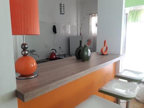 eine Küche mit einer Theke mit Vasen darauf in der Unterkunft Apart Pm Albatros in Necochea