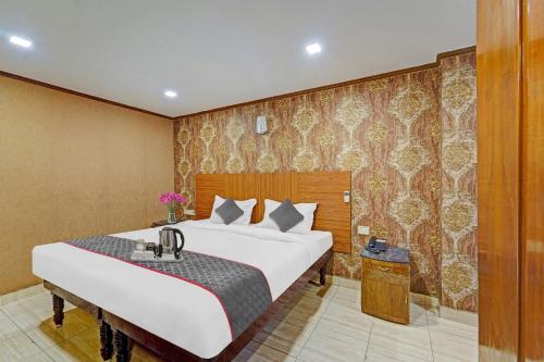 una camera con un grande letto di Collection O Pride Hospitality US Consulate a Chennai
