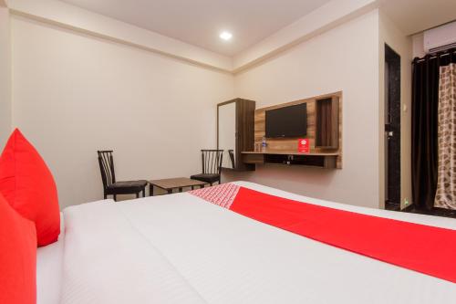 OYO Bunty Residency tesisinde bir odada yatak veya yataklar