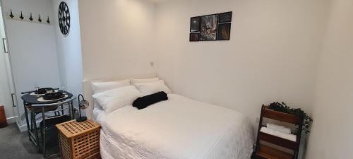 เตียงในห้องที่ Maple House - Inviting 1-Bed Apartment in London