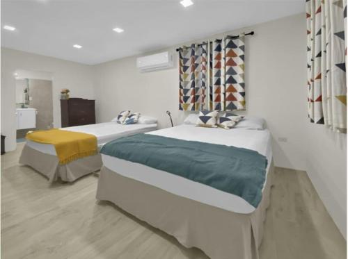 Säng eller sängar i ett rum på Private 3BR Tropical Paradise near Oistins