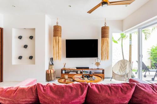 Una televisión o centro de entretenimiento en Villa Ek'Balam & Villa Flamingo, Luxury Villas, Private Pool, Private Garden, Jacuzzi, 24h Security