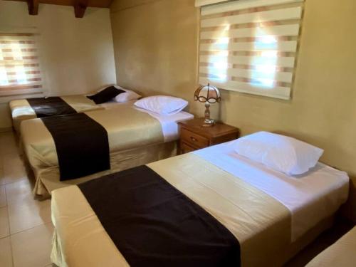 a bedroom with two beds and a window at CABAÑA EXPLORA in Mazamitla
