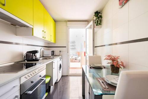 a kitchen with yellow cabinets and a counter top at ESPECIAL para GRUPOS a 3 paradas del metro Atocha in Madrid