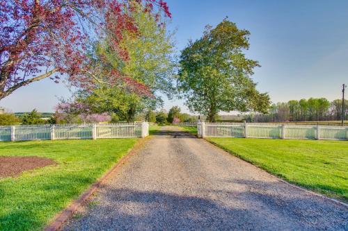 Zahrada ubytování Idyllic Appomattox Home with Porch and Rocking Chairs!