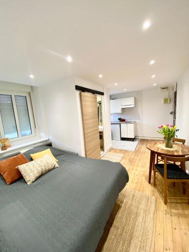 une chambre avec un lit et une table et une cuisine dans l'établissement SeaYou, à Wimereux