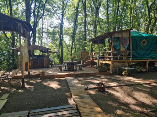 een park met een speeltuin en een tent bij Hebergement insolite, Location Yourte au bord du lac de mielan in Miélan