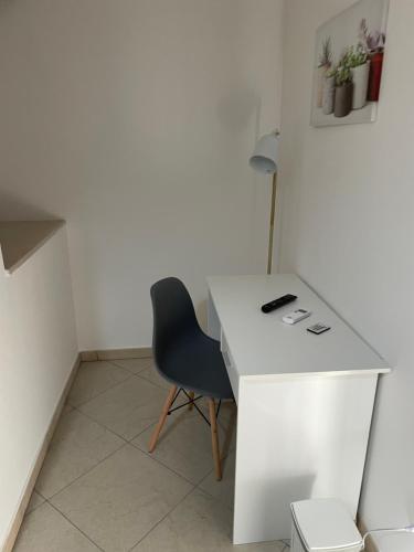 a white desk with a chair in a room at LA DIMORA DEI SOGNI in Mesagne