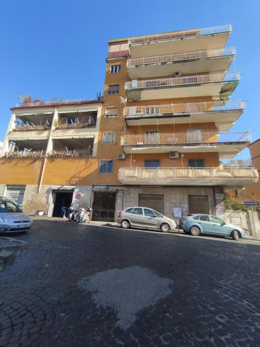 un grand bâtiment avec des voitures garées devant lui dans l'établissement Misseregram, à Naples