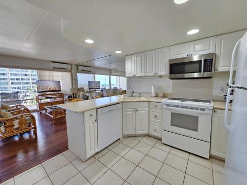 Een keuken of kitchenette bij Ilikai Tower 633 Yacht Harbor View 1BR