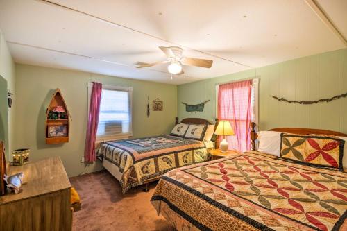 - une chambre avec 2 lits et un ventilateur de plafond dans l'établissement Waterfront House with Boat Slip on Lake Eufaula!, à Canadian
