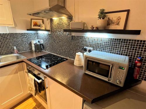 A kitchen or kitchenette at Peaceful Cottage for Two in Horsham