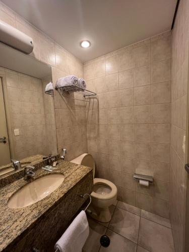 y baño con lavabo, aseo y espejo. en HOTEL PERDIZES - FLAT Executivo - 1403, en São Paulo