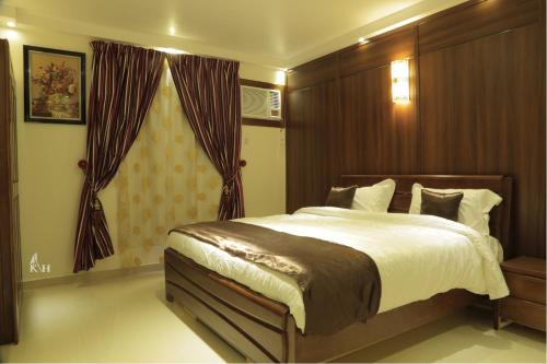 ein Schlafzimmer mit einem großen Bett und einem Fenster in der Unterkunft شقق الكادي in Najran