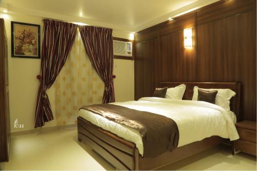 a bedroom with a large bed and a window at شقق الكادي السكنية للشقق المخدومة in Najran