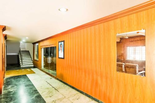 CuddaloreにあるHotel O VIJAISURYAの木造の廊下