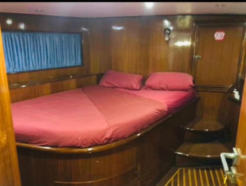 ein Bett auf der Rückseite eines Bootes in der Unterkunft Tawil 2 in Sharm El Sheikh