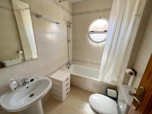a bathroom with a sink and a toilet and a tub at Casa JORGE in Torrevieja