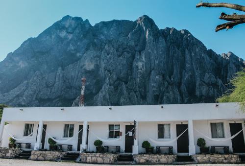 Γενική θέα στο βουνό ή θέα στο βουνό από  αυτό το κάμπινγκ