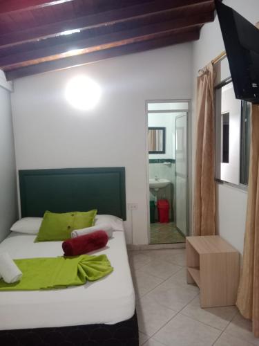 Una cama o camas en una habitación de Hotel El Deportista