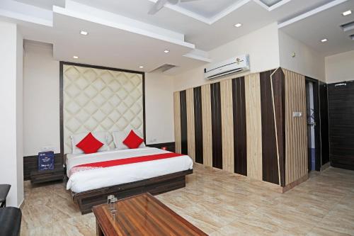Postel nebo postele na pokoji v ubytování Super Hotel O Subhadra Residency