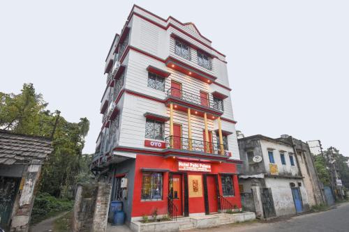 GauripurにあるFlagship Hotel Palki Palace Near Netaji Subhash Chandra Bose International Airportの通路側の赤白の建物