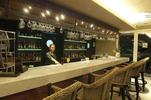 a woman standing behind a bar in a restaurant at Hotel Patagonia in Río Gallegos