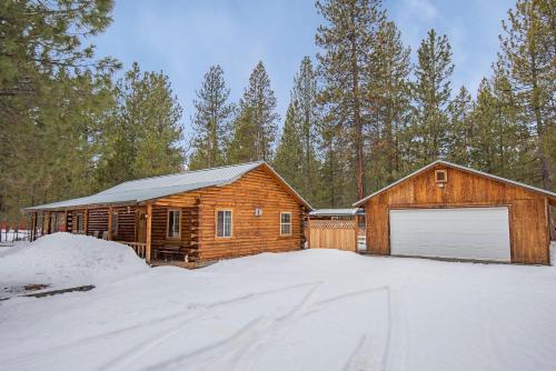 Gallery image of Pine Loop Log Cabin - Meredith Lodging in La Pine
