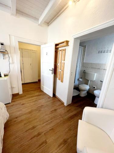 an empty room with a toilet and a bathroom at Il Girasole in Ostuni