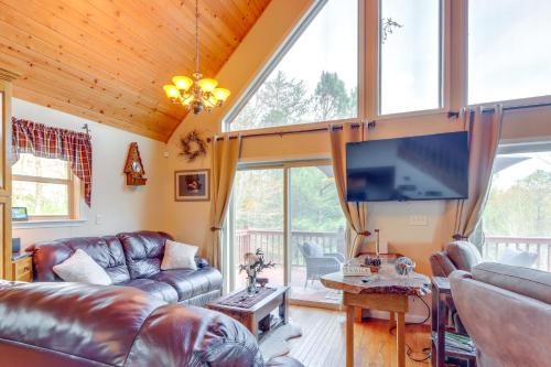 Μια τηλεόραση ή/και κέντρο ψυχαγωγίας στο Peaceful Cabin Retreat - 9 Mi to Murphy!