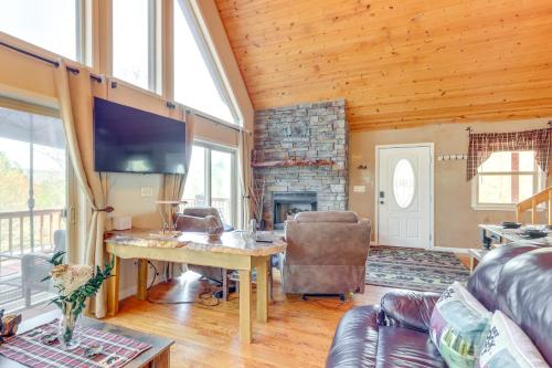 Χώρος καθιστικού στο Peaceful Cabin Retreat - 9 Mi to Murphy!