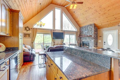 Η κουζίνα ή μικρή κουζίνα στο Peaceful Cabin Retreat - 9 Mi to Murphy!