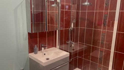 y baño con lavabo y ducha. en Stay near Southmead Hospital and Airbus, en Bristol