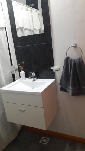 卡爾韋的住宿－Antú，浴室设有白色水槽和镜子