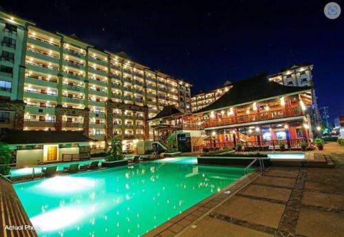 un hotel con piscina frente a un edificio en Staycation @Bali Oasis 2- 2BR unit with sunset view en Manila