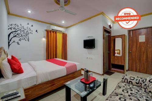 Habitación de hotel con cama y sofá en OYO Flagship Hotel Sunraj en Ranchi