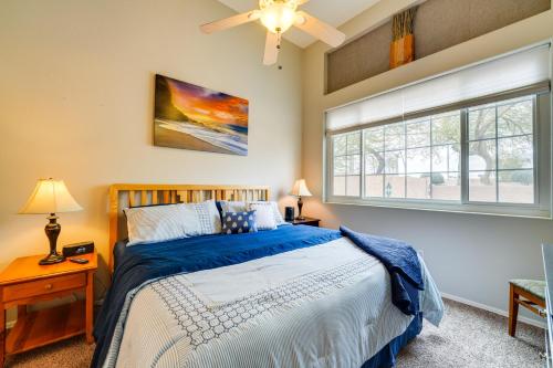 - une chambre avec un lit et une fenêtre dans l'établissement Cozy Arizona Retreat with Patio, Grill and Pool Access, à Mesa