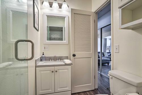 La salle de bains est pourvue d'un lavabo et d'un miroir. dans l'établissement Newport Beach Vacation Rental - Short Walk to Pier, à Newport Beach