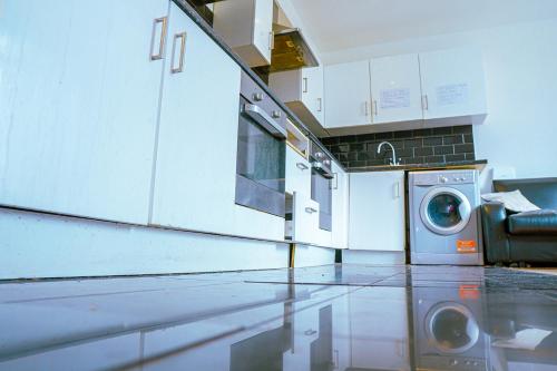 een keuken met een wasmachine en een wasmachine bij 412b Westgate - Room 6 in Elswick
