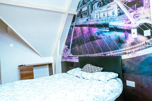 1 dormitorio con 1 cama con una pintura en la pared en 412b Westgate - Room 6, en Elswick