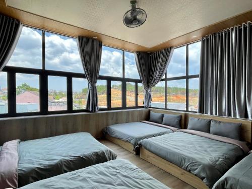 Postel nebo postele na pokoji v ubytování Tuan Long Da Lat Hostel