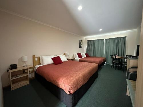 Ένα ή περισσότερα κρεβάτια σε δωμάτιο στο Rose Garden Motel