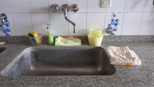 um balcão de cozinha com um lavatório na cozinha em Departamento para vacacionar em Mar del Plata
