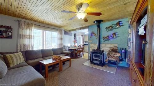 Zona de estar de Kawartha Cottage on The Lake - With HotTub