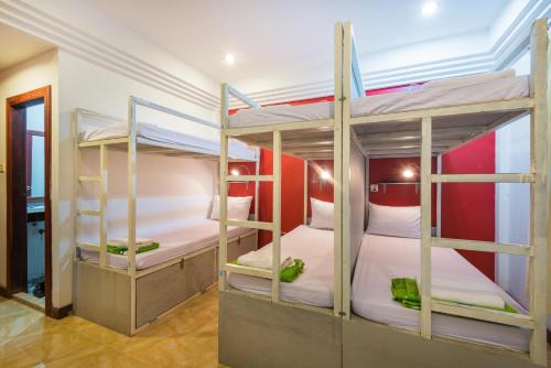 シェムリアップにあるSihariddh BnB Villaの二段ベッド3組が備わる客室です。