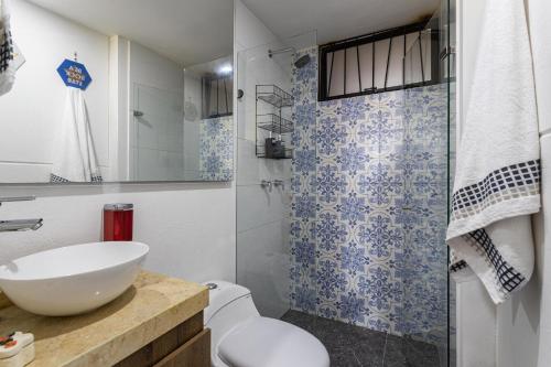 e bagno con servizi igienici, lavandino e doccia. di Apartamento, Centro Histórico, Bogotá a Bogotá