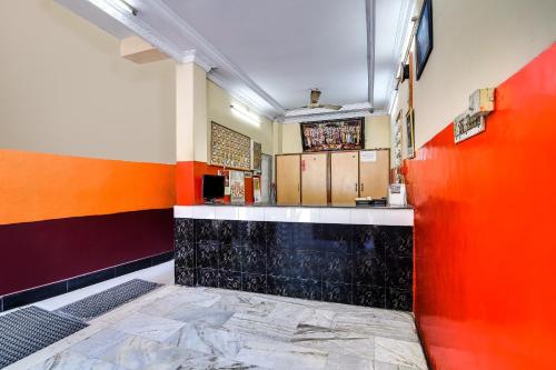 a bathroom with an orange and black wall at OYO Srinivasa Residency Lodge in Tirupati